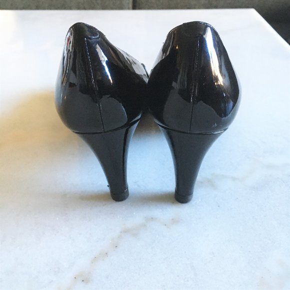 Marc Jacobs black peep toe high heel pump shoes, size 9.5, silver logo plate - Picture 3 of 10